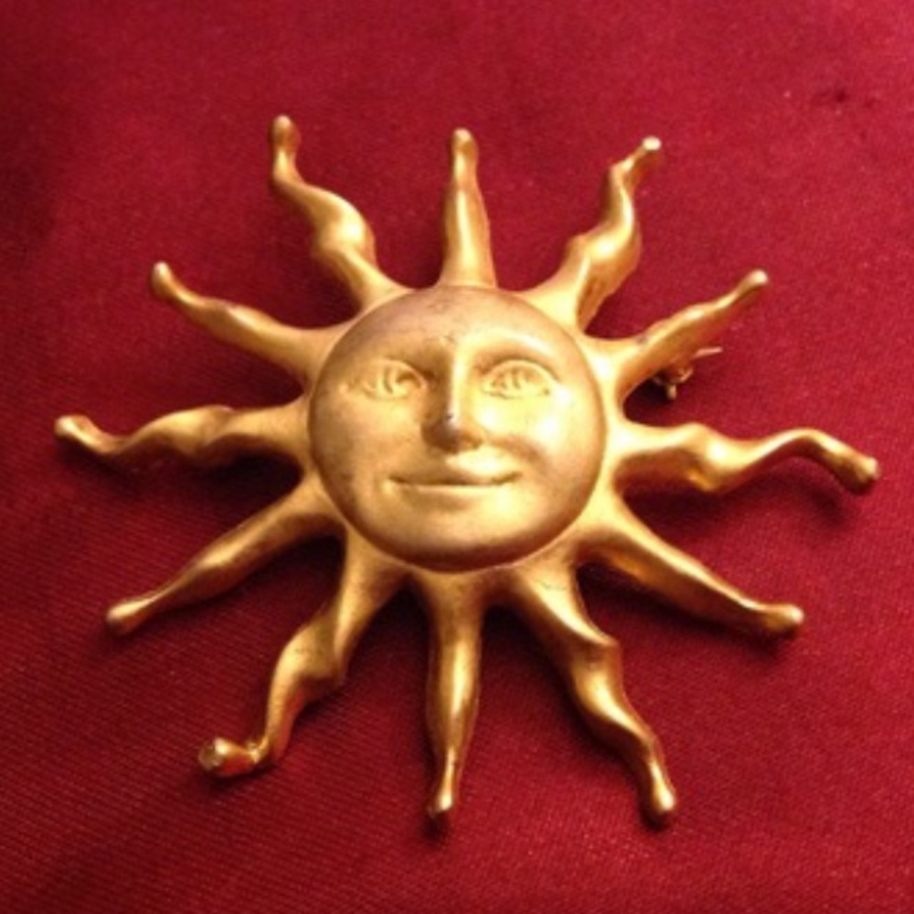 🌟 Sunny golden brooch
